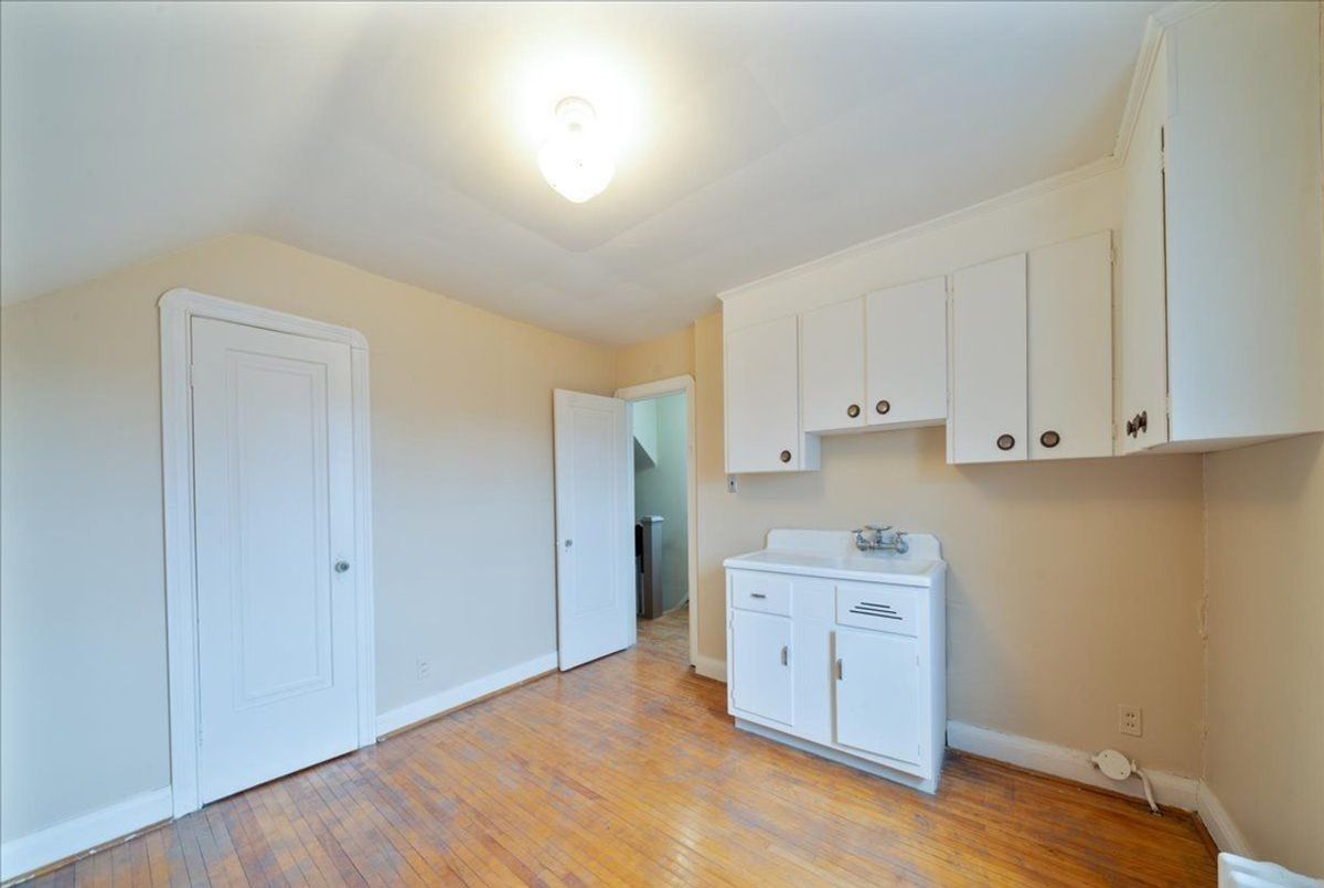 39 Lanark Avenue 39 Lanark Avenue Toronto C03