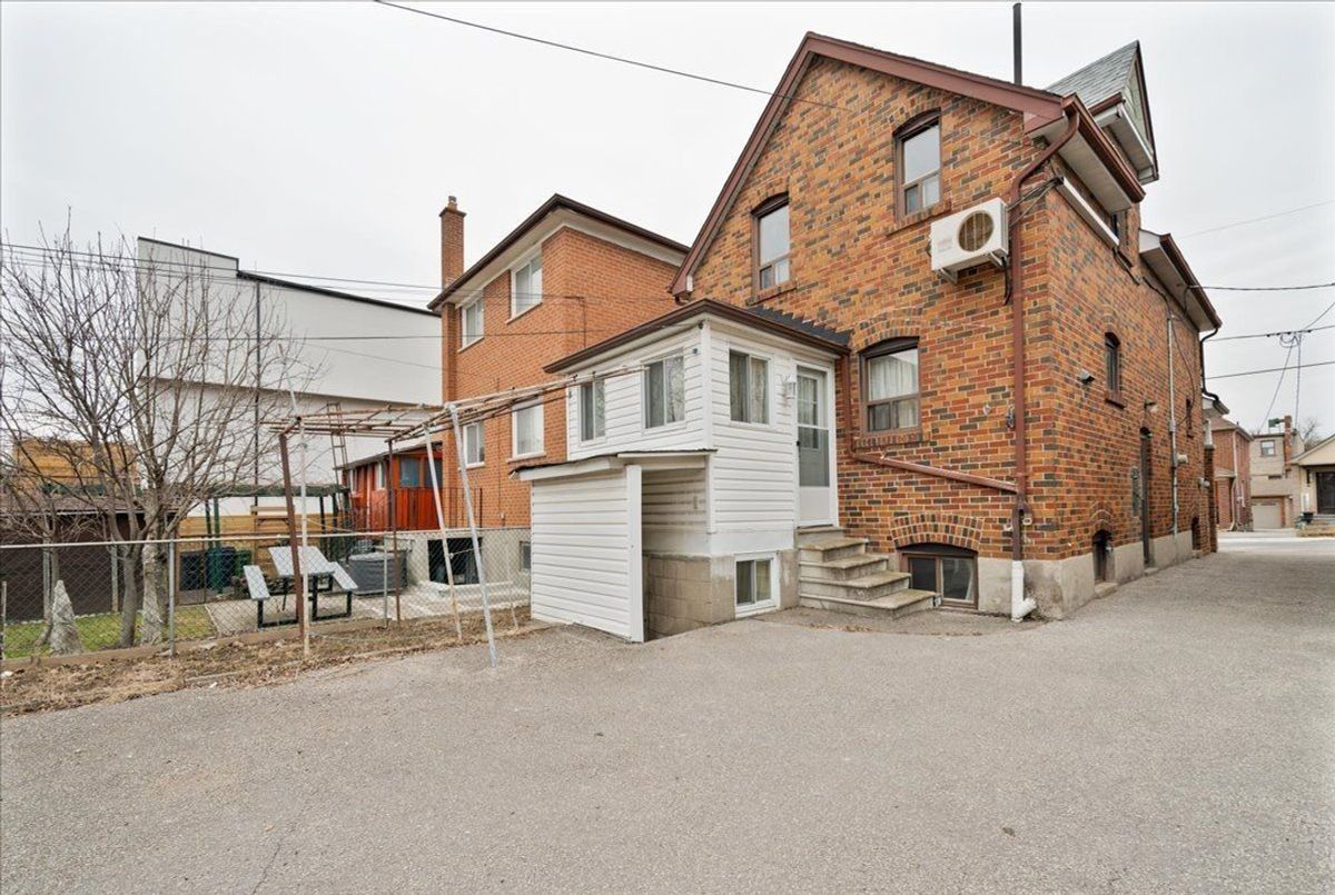 39 Lanark Avenue 39 Lanark Avenue Toronto C03
