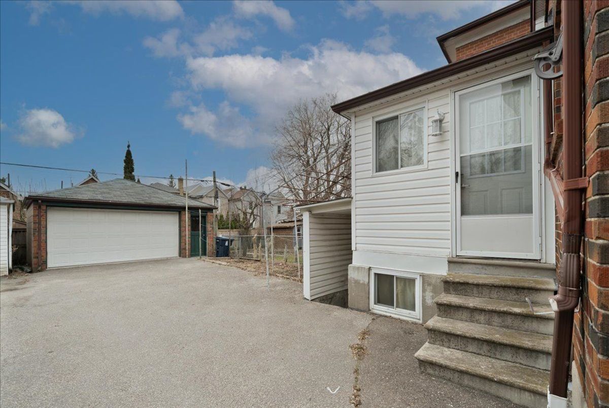 39 Lanark Avenue 39 Lanark Avenue Toronto C03