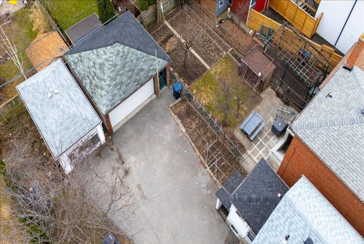 39 Lanark Avenue 39 Lanark Avenue Toronto C03
