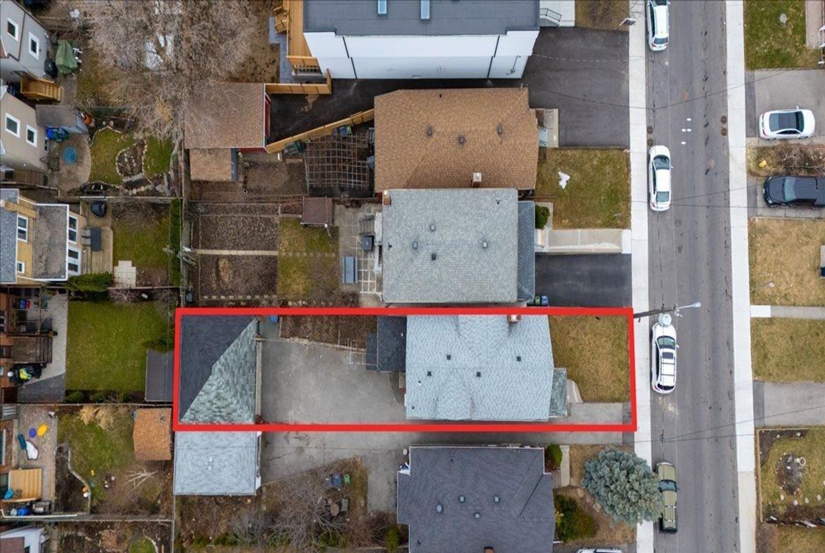 39 Lanark Avenue 39 Lanark Avenue Toronto C03