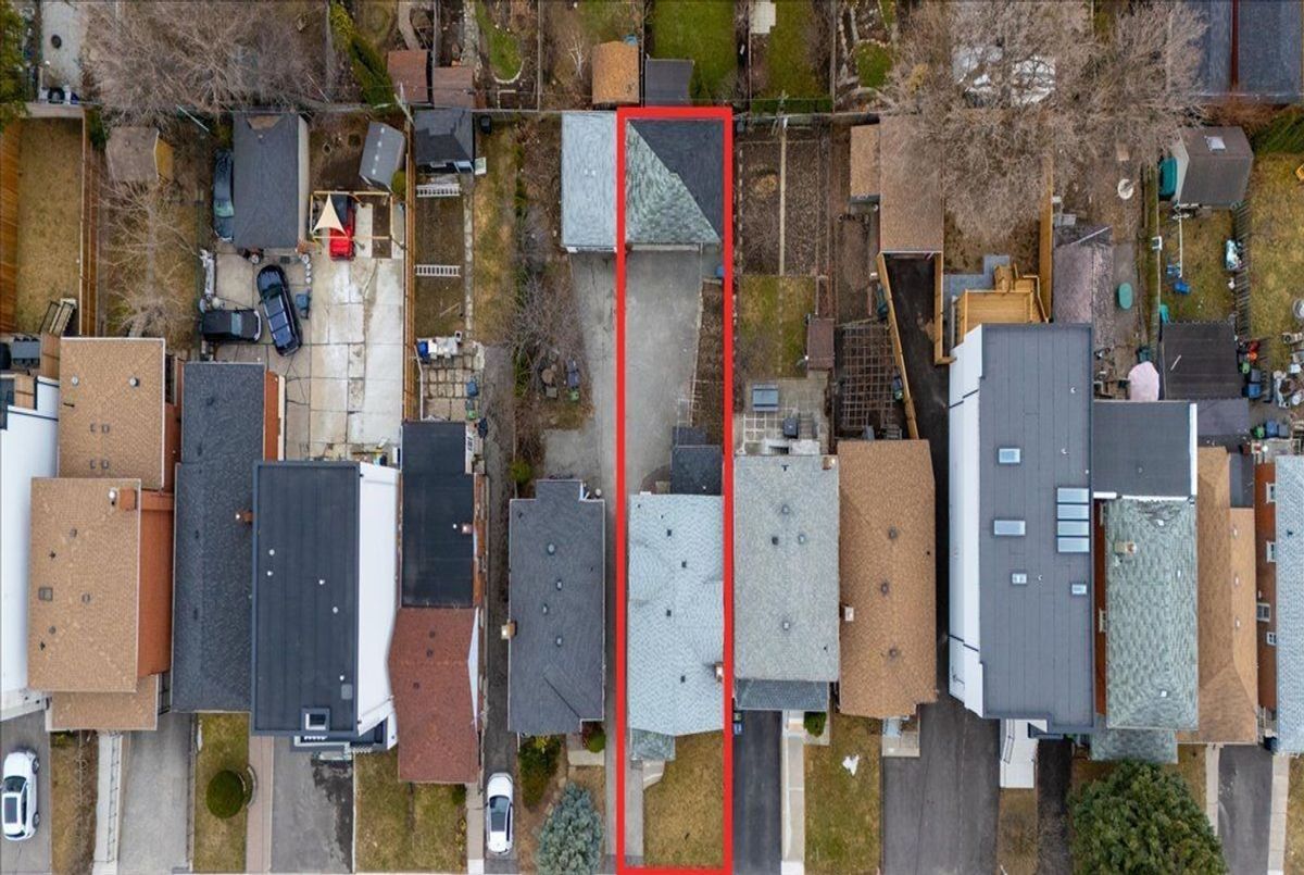 39 Lanark Avenue 39 Lanark Avenue Toronto C03