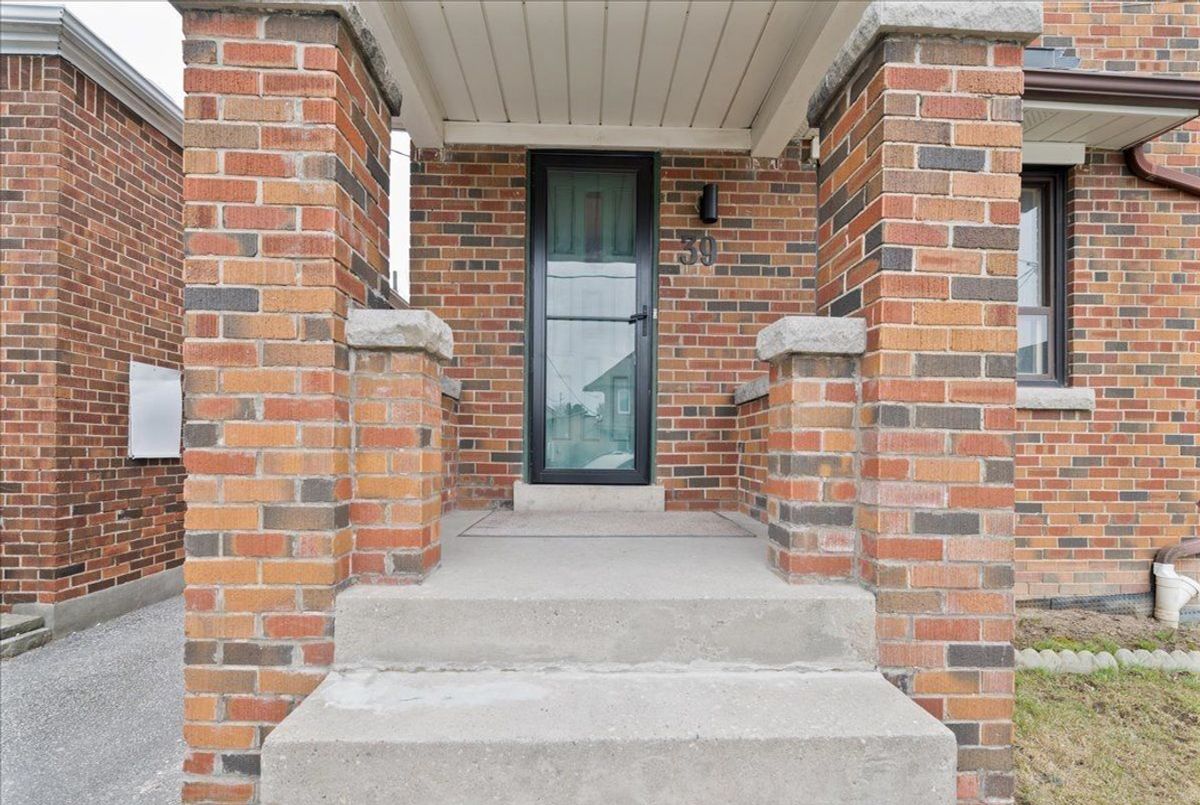 39 Lanark Avenue 39 Lanark Avenue Toronto C03