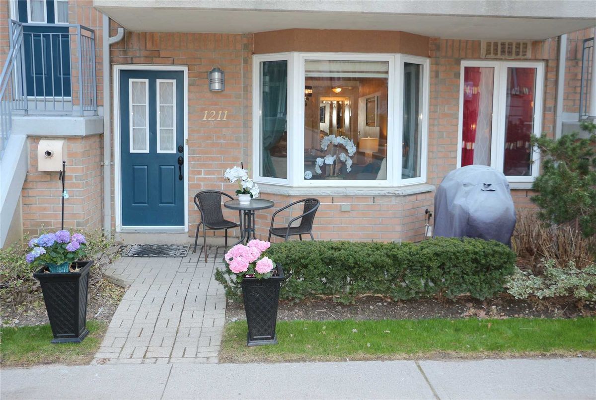 1211-28 Sommerset Way 1211-28 Sommerset Way Toronto