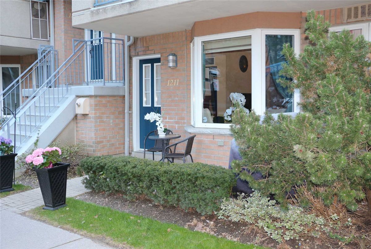1211-28 Sommerset Way 1211-28 Sommerset Way Toronto