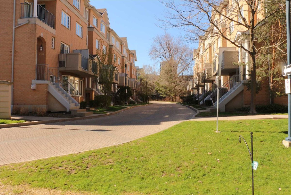 1211-28 Sommerset Way 1211-28 Sommerset Way Toronto