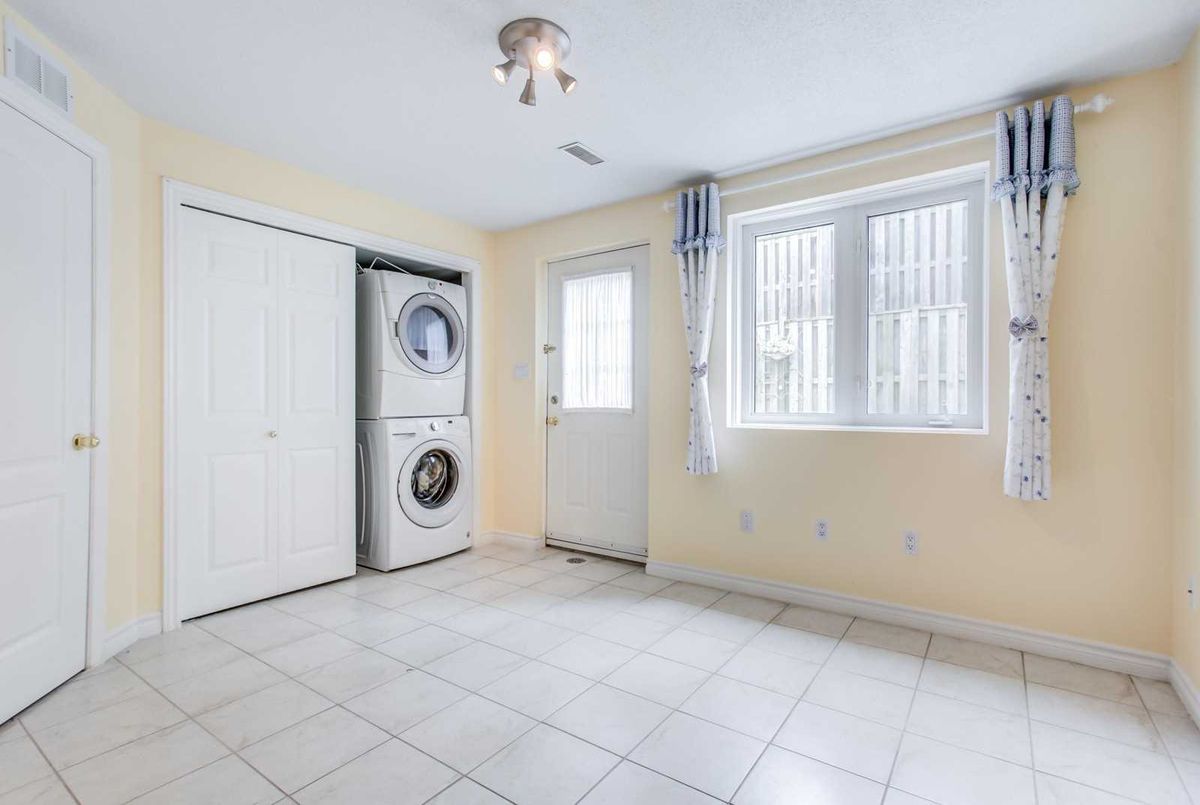31 Rodeo Crt 31 Rodeo Crt Toronto