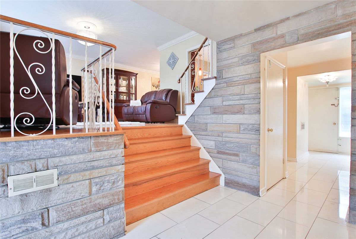 9 Marthclare Ave 9 Marthclare Ave Toronto