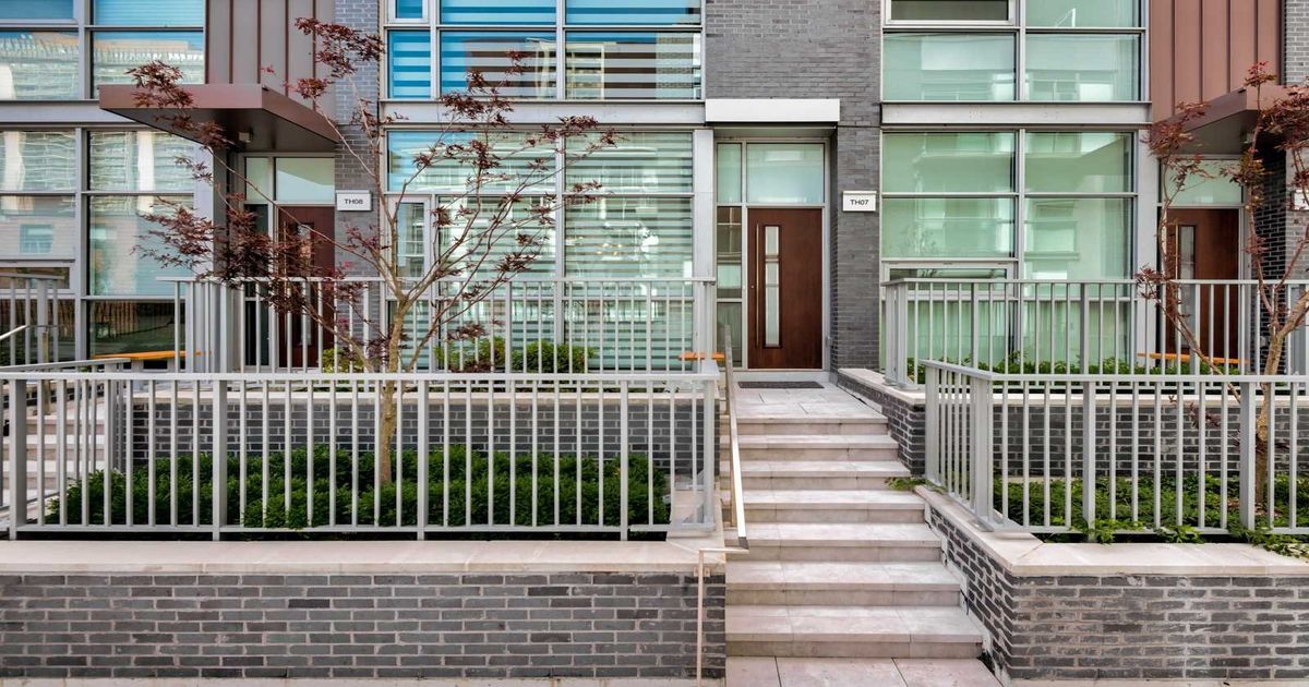 Th07-101 Erskine Ave Toronto