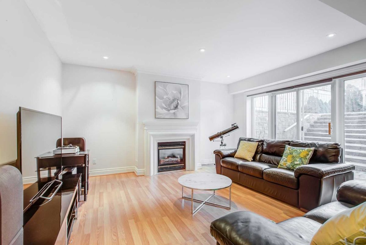 286 Kingsdale Ave 286 Kingsdale Ave Toronto