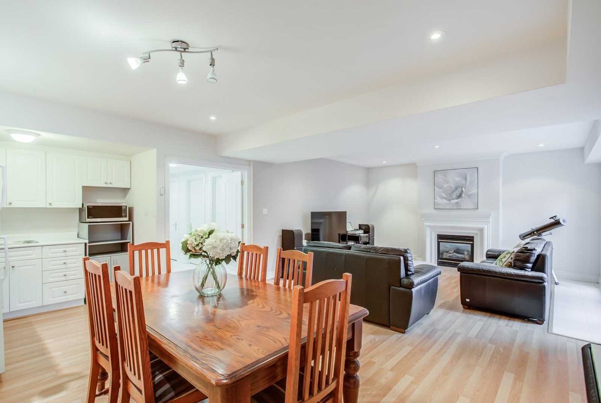 286 Kingsdale Ave 286 Kingsdale Ave Toronto