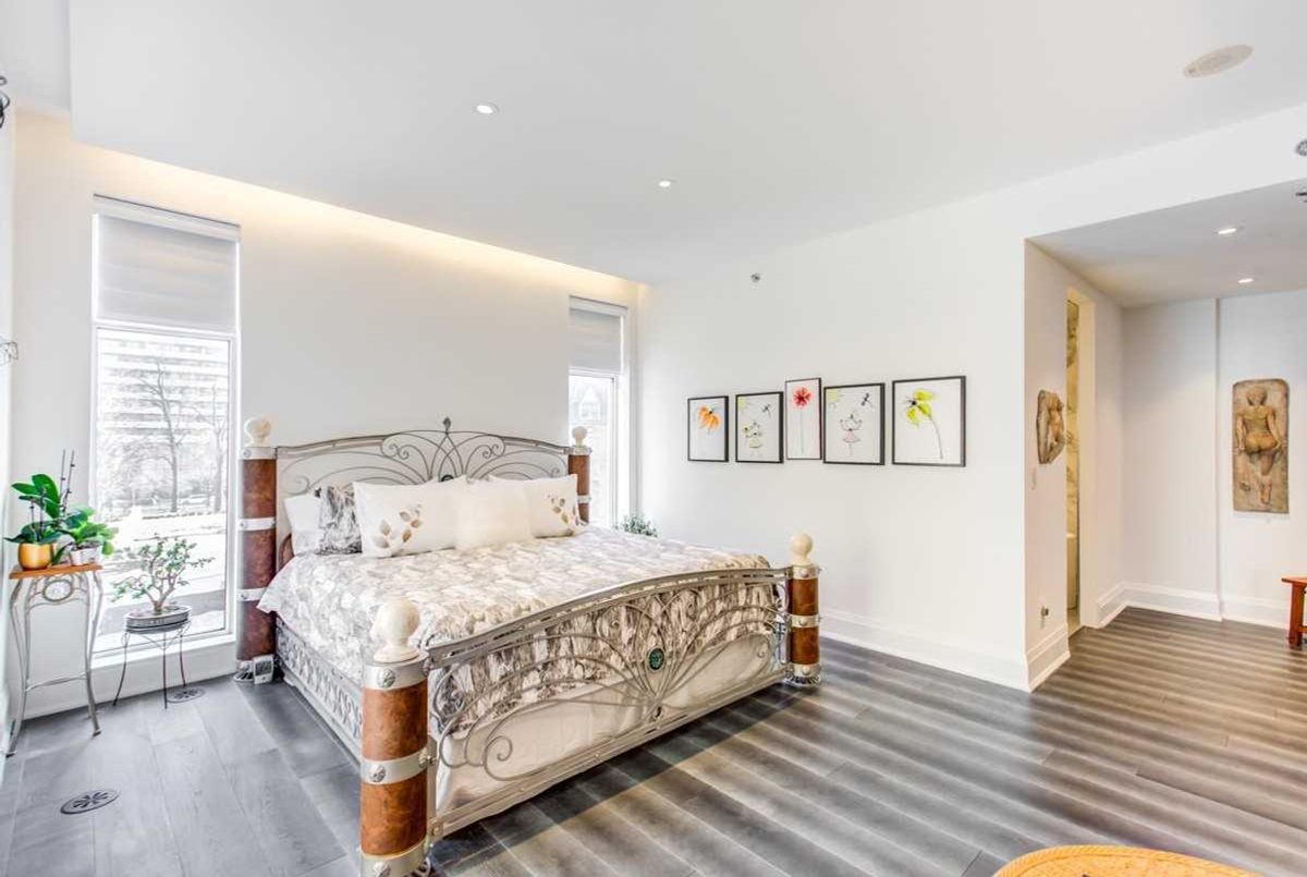 1074 Bay St 1074 Bay St Toronto