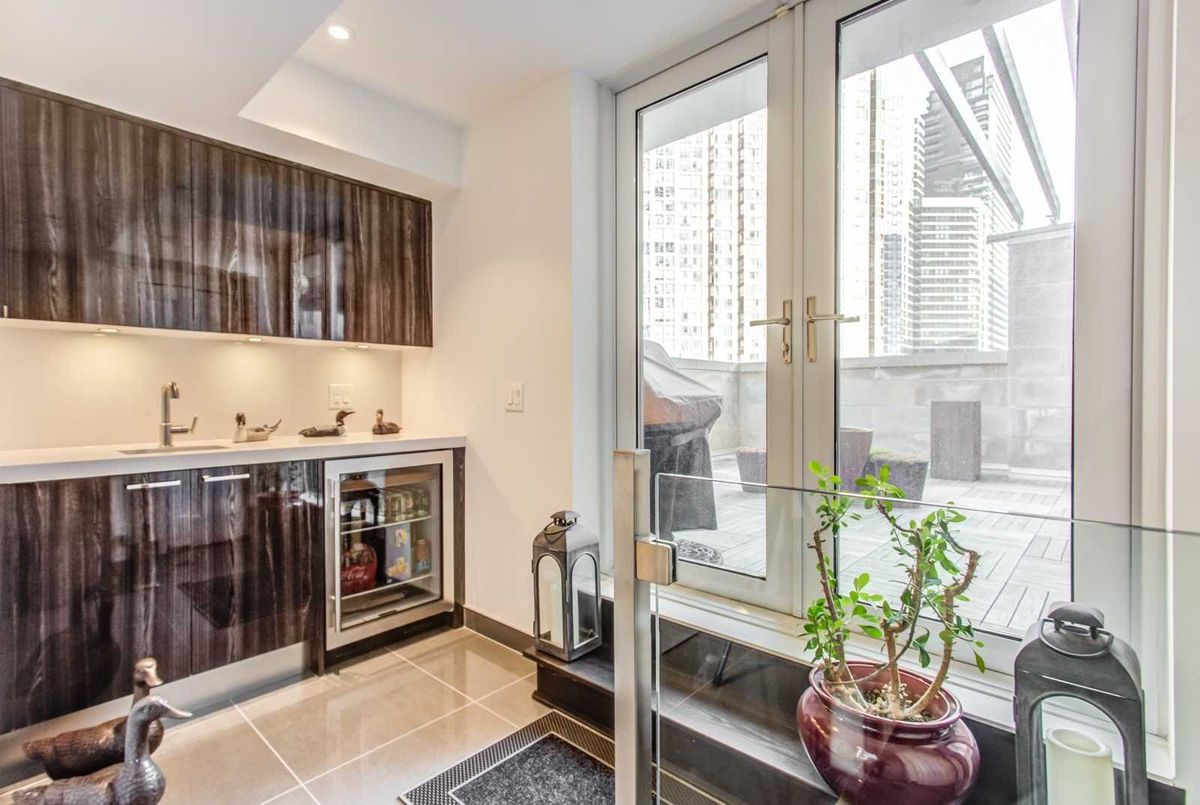 1074 Bay St 1074 Bay St Toronto