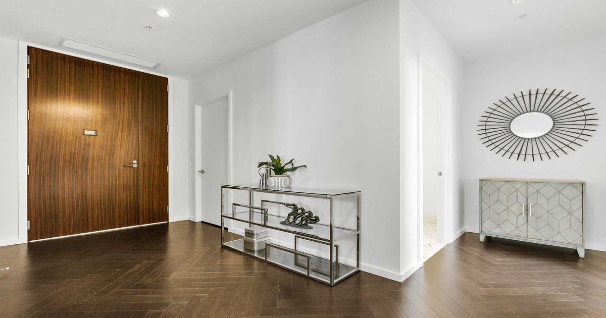 6402-180 University Ave Toronto