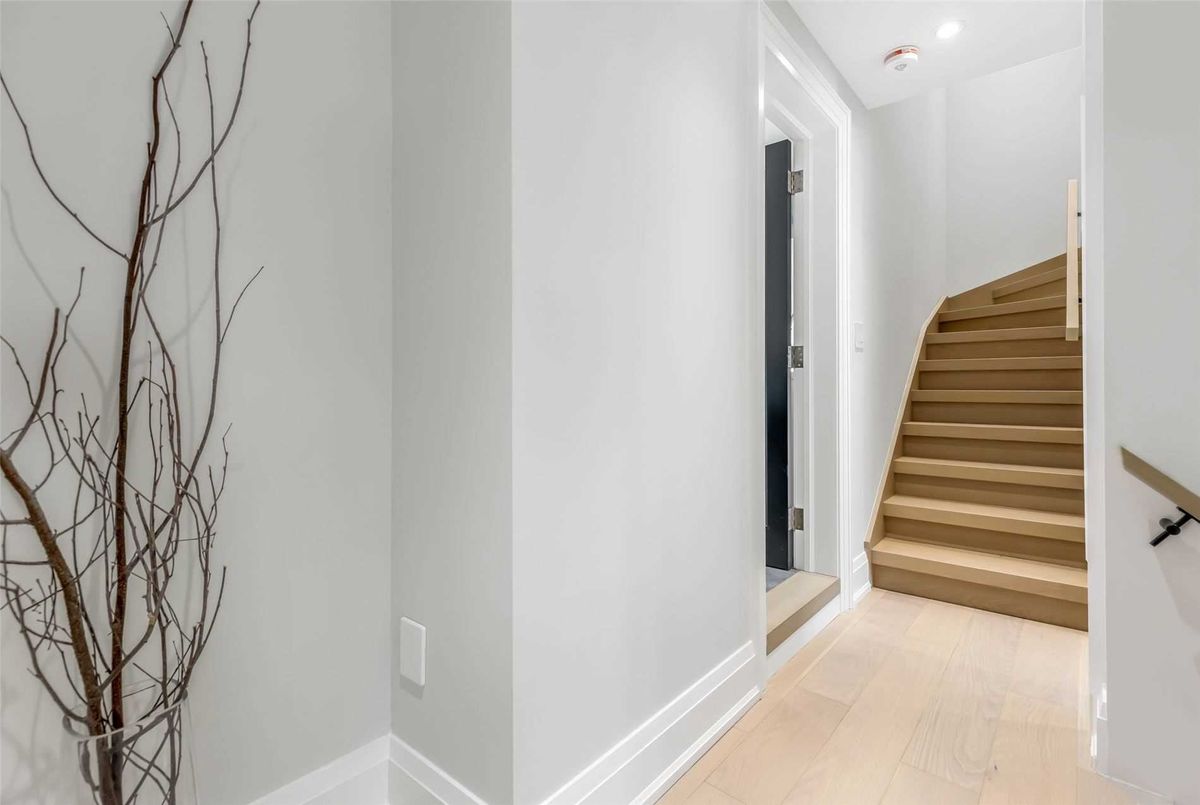 1566 Mount Pleasant Road 1566 Mount Pleasant Road Toronto C04