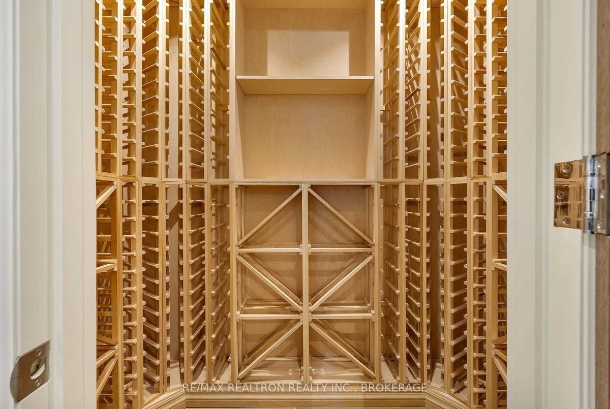 12 Waring Court 12 Waring Court Toronto C14