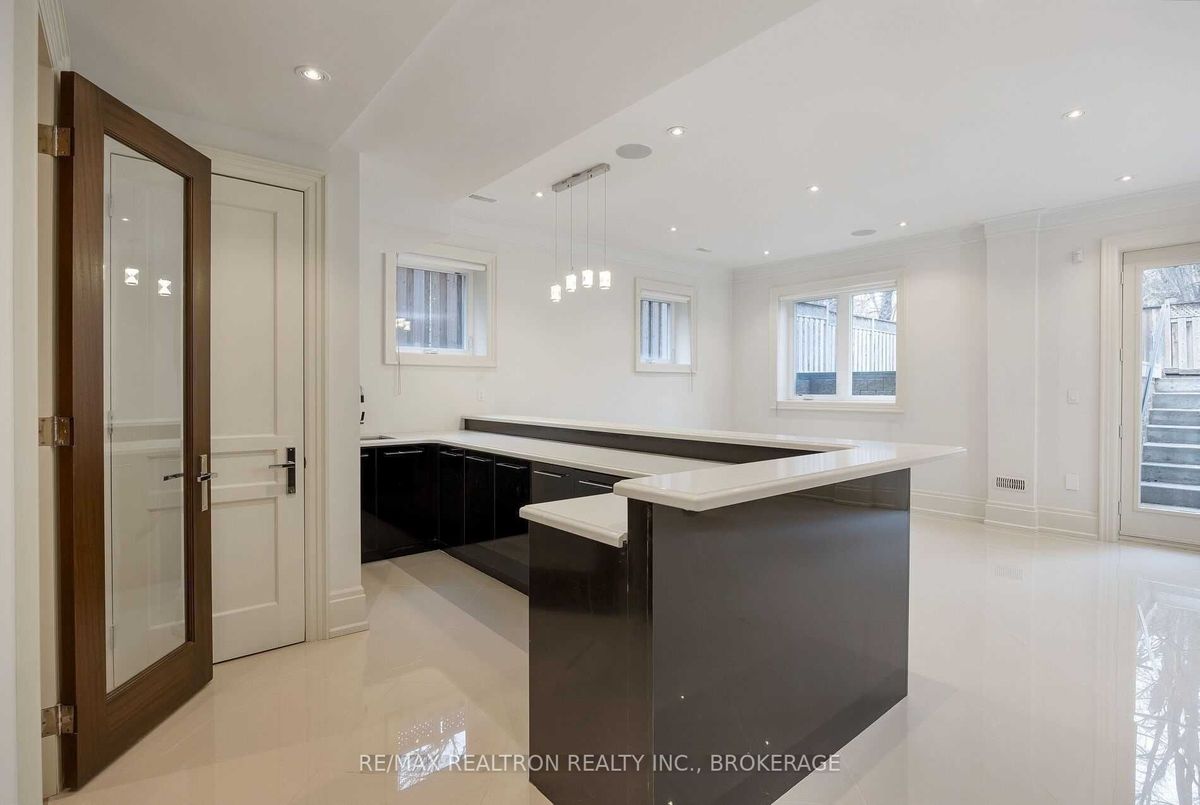 12 Waring Court 12 Waring Court Toronto C14