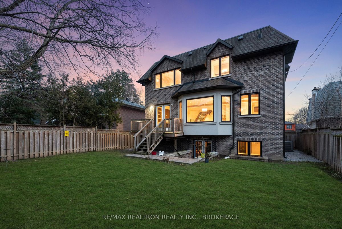 12 Waring Court 12 Waring Court Toronto C14