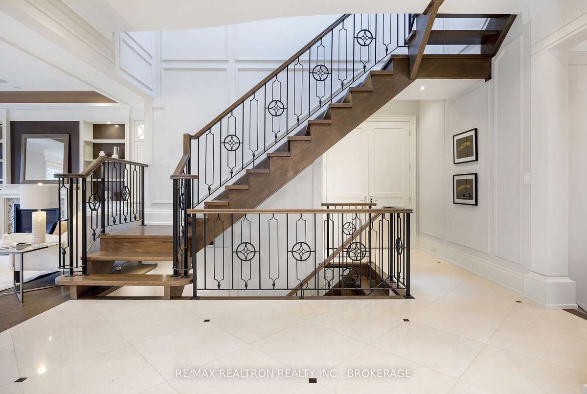 12 Waring Court 12 Waring Court Toronto C14