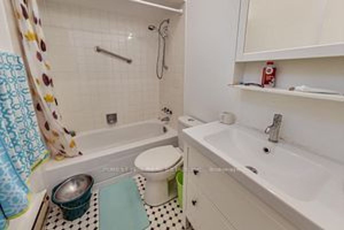 72 Walmer Road 72 Walmer Road Toronto C02