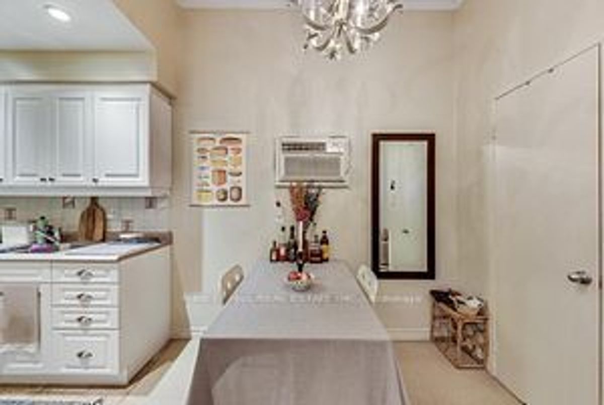 72 Walmer Road 72 Walmer Road Toronto C02