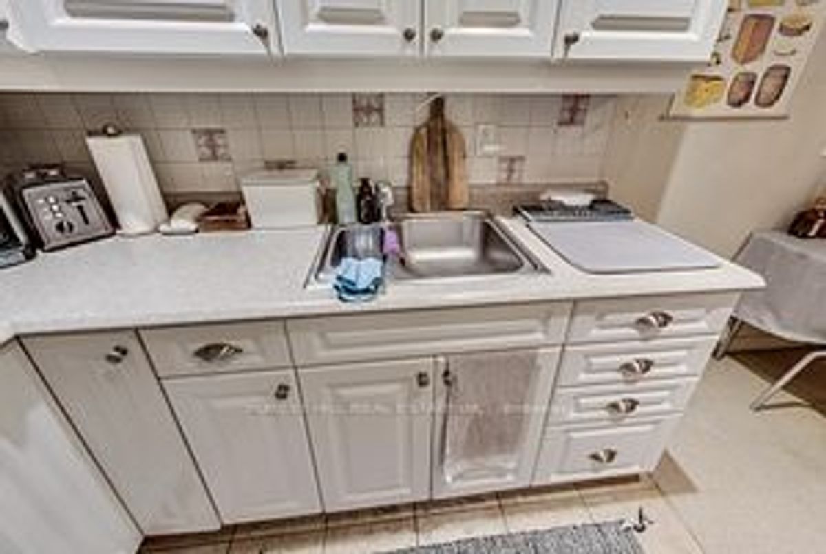 72 Walmer Road 72 Walmer Road Toronto C02