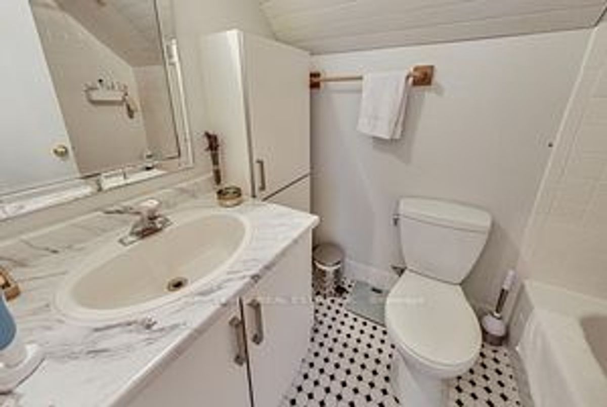 72 Walmer Road 72 Walmer Road Toronto C02