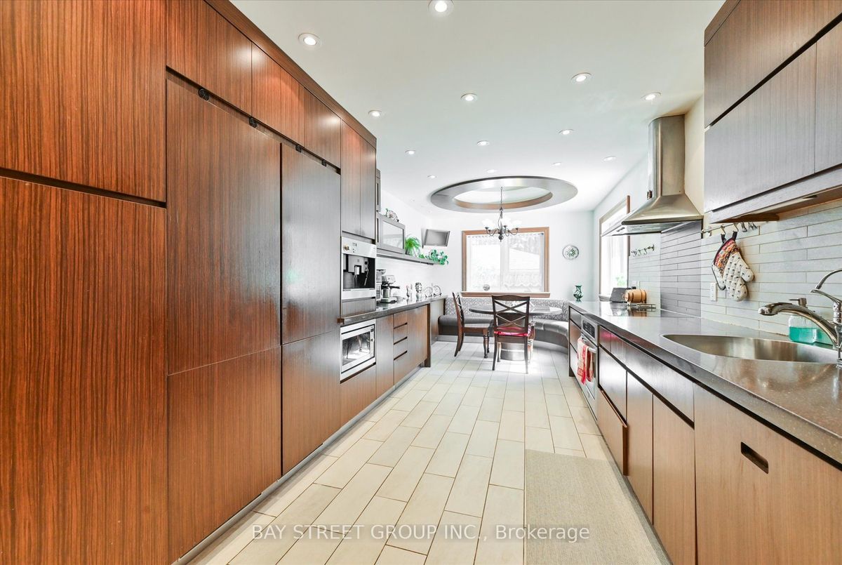 9 Doverwood Court 9 Doverwood Court Toronto C14