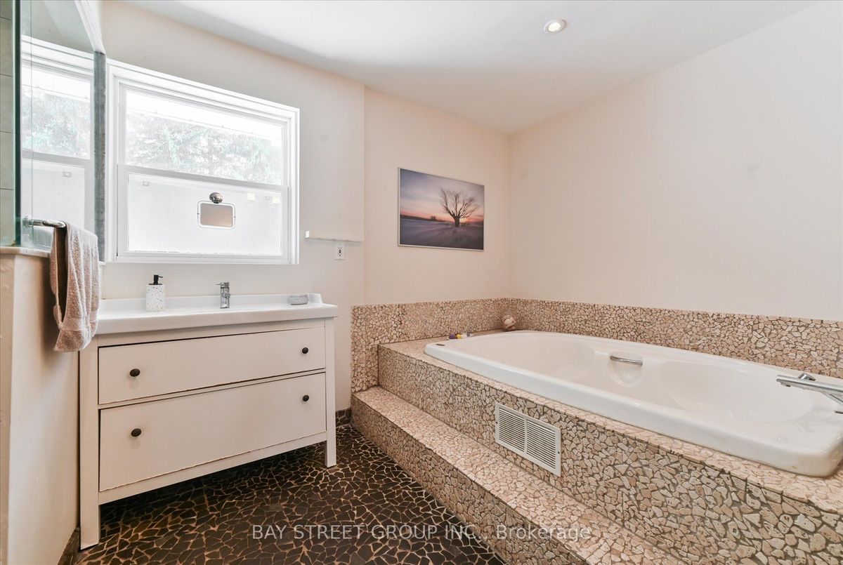 9 Doverwood Court 9 Doverwood Court Toronto C14