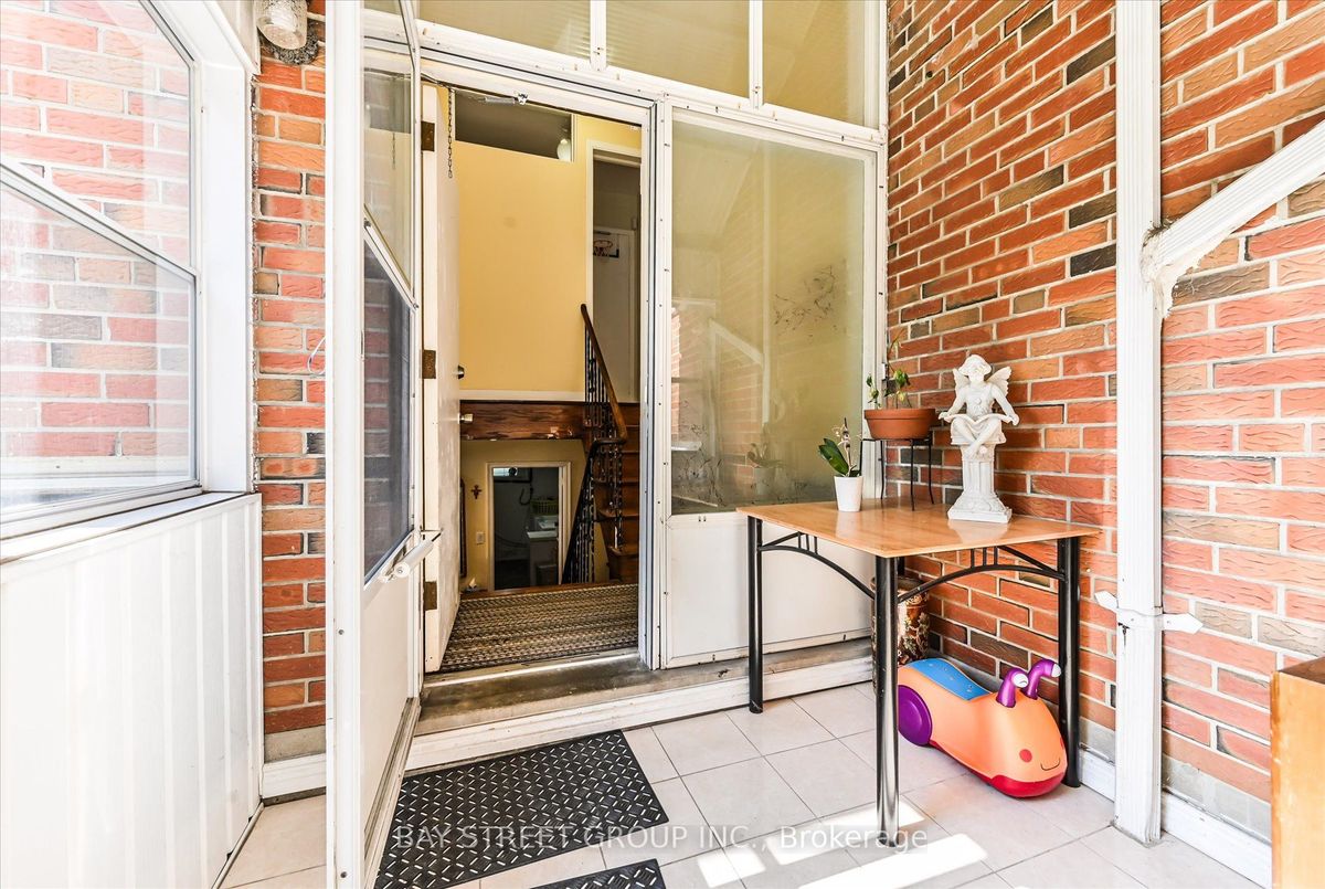 9 Doverwood Court 9 Doverwood Court Toronto C14