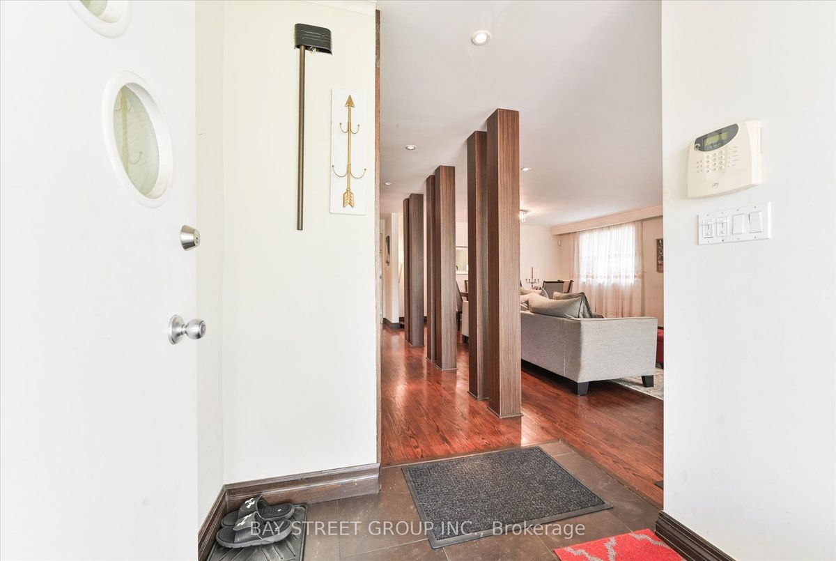 9 Doverwood Court 9 Doverwood Court Toronto C14