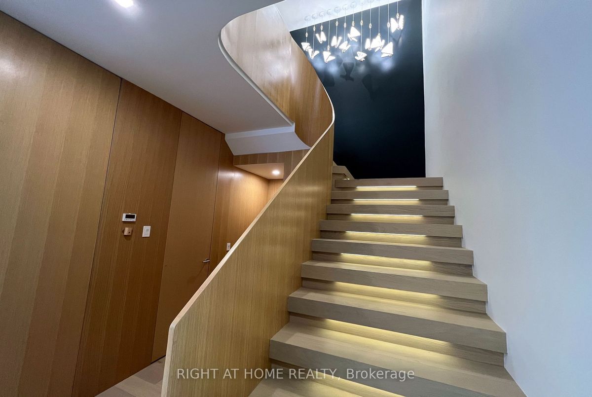 19 Cortleigh Boulevard 19 Cortleigh Boulevard Toronto C04