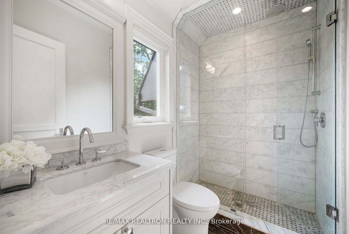 12 Waring Court 12 Waring Court Toronto C14