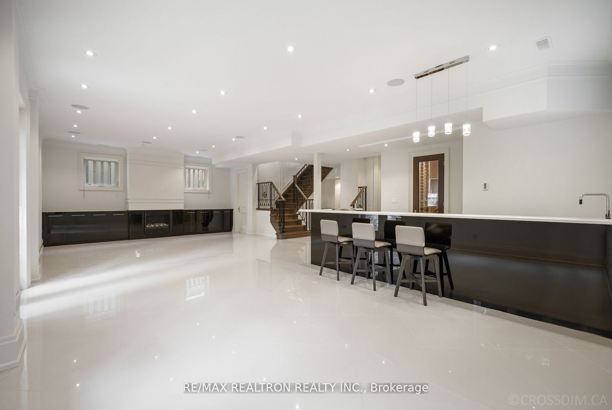 12 Waring Court 12 Waring Court Toronto C14