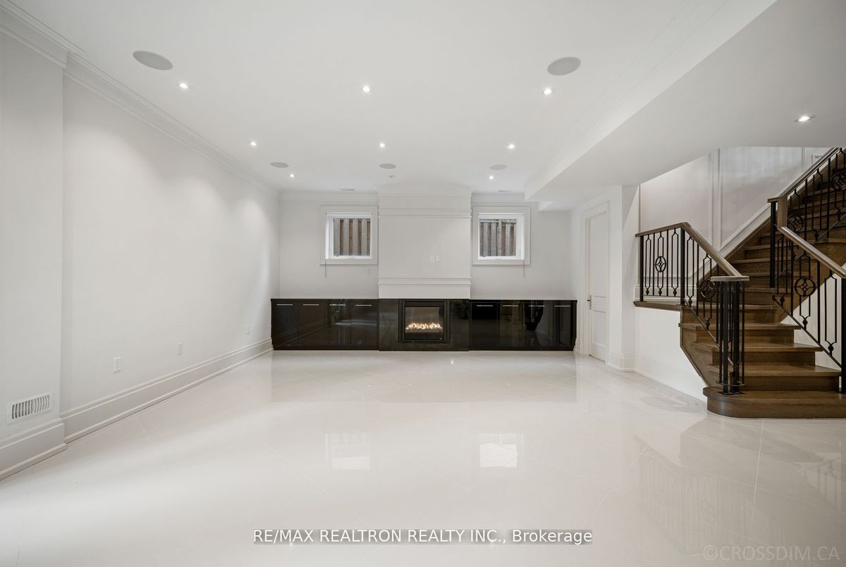 12 Waring Court 12 Waring Court Toronto C14