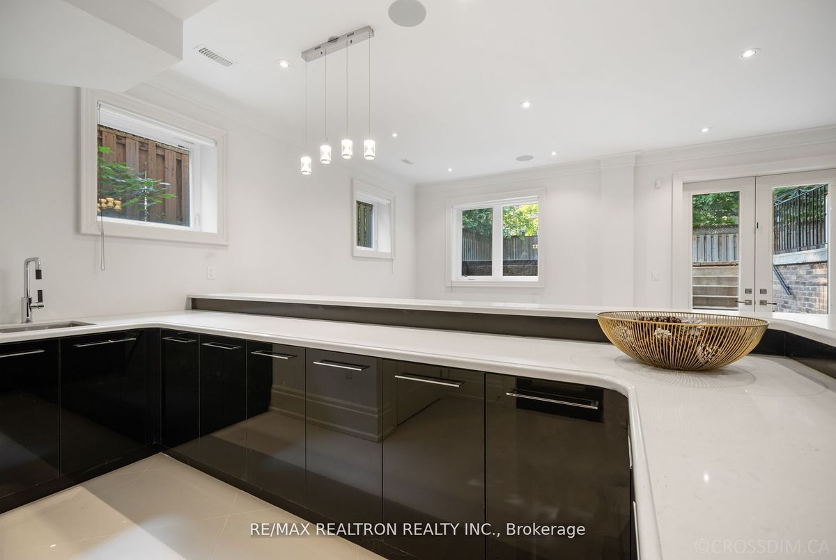 12 Waring Court 12 Waring Court Toronto C14