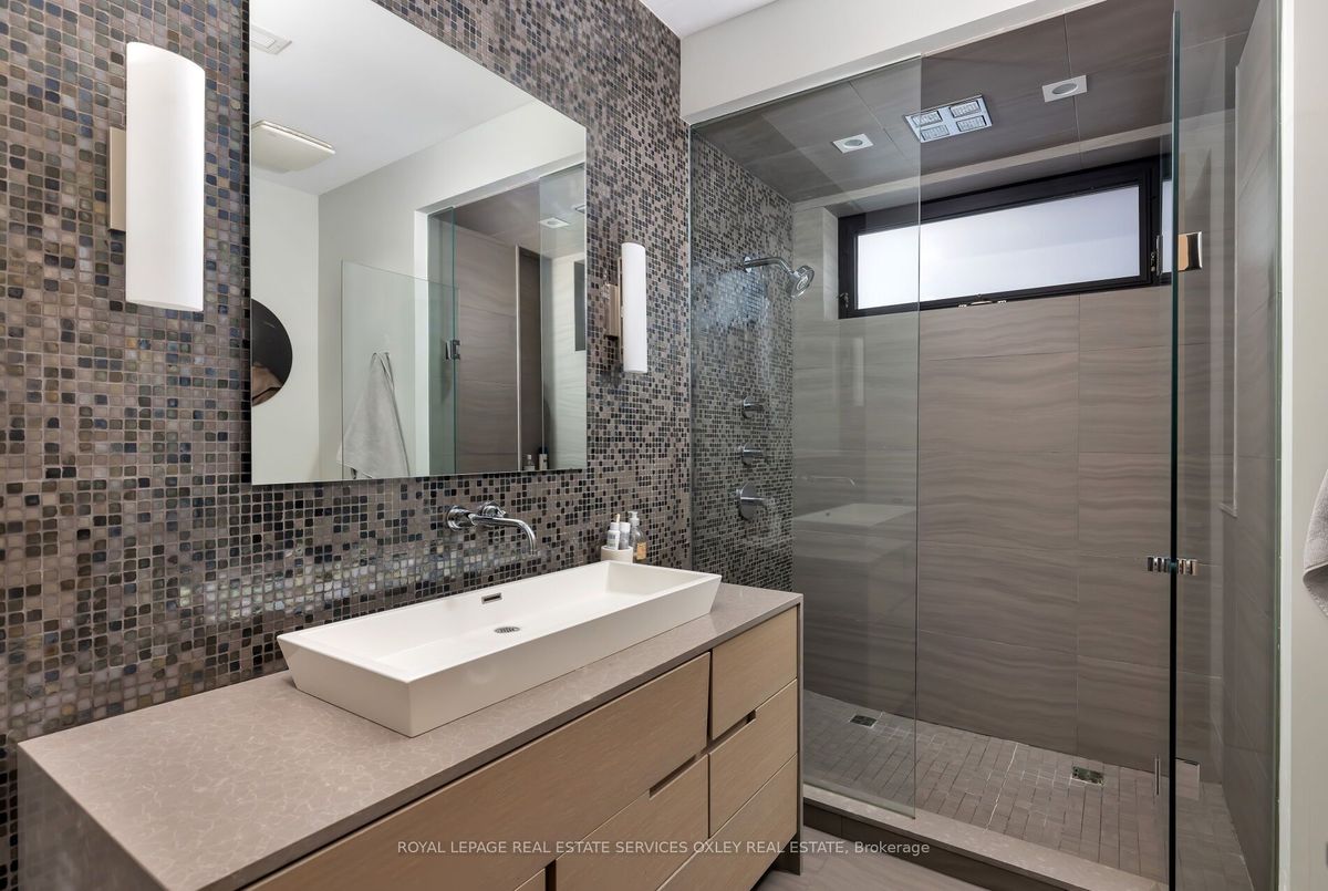 76 Roxborough St W 76 Roxborough St W Toronto