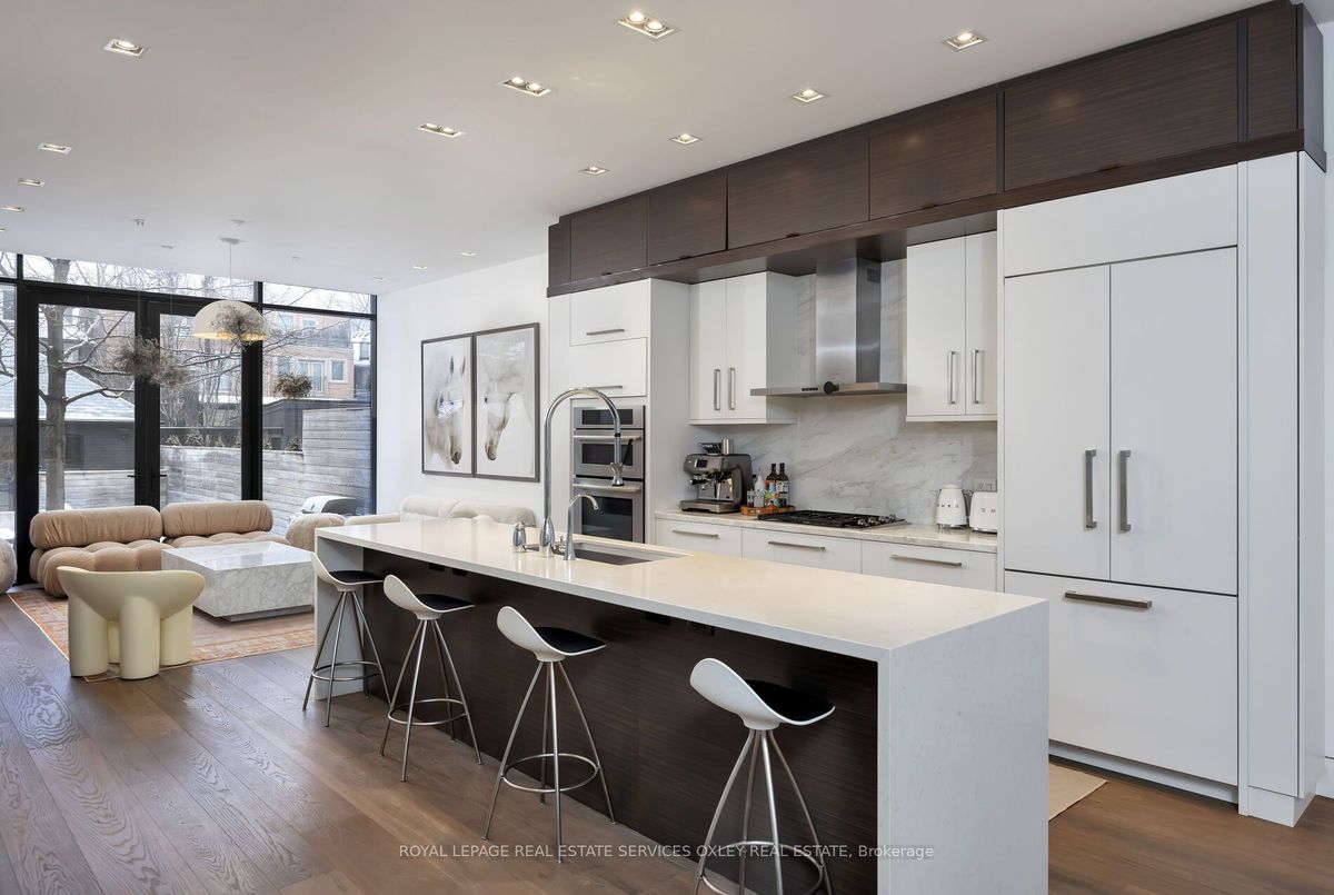 76 Roxborough St W 76 Roxborough St W Toronto