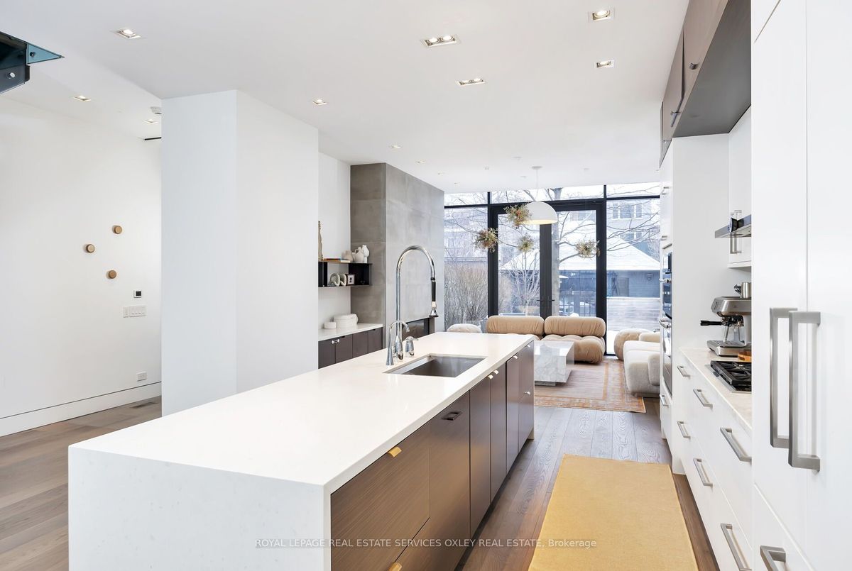 76 Roxborough St W 76 Roxborough St W Toronto