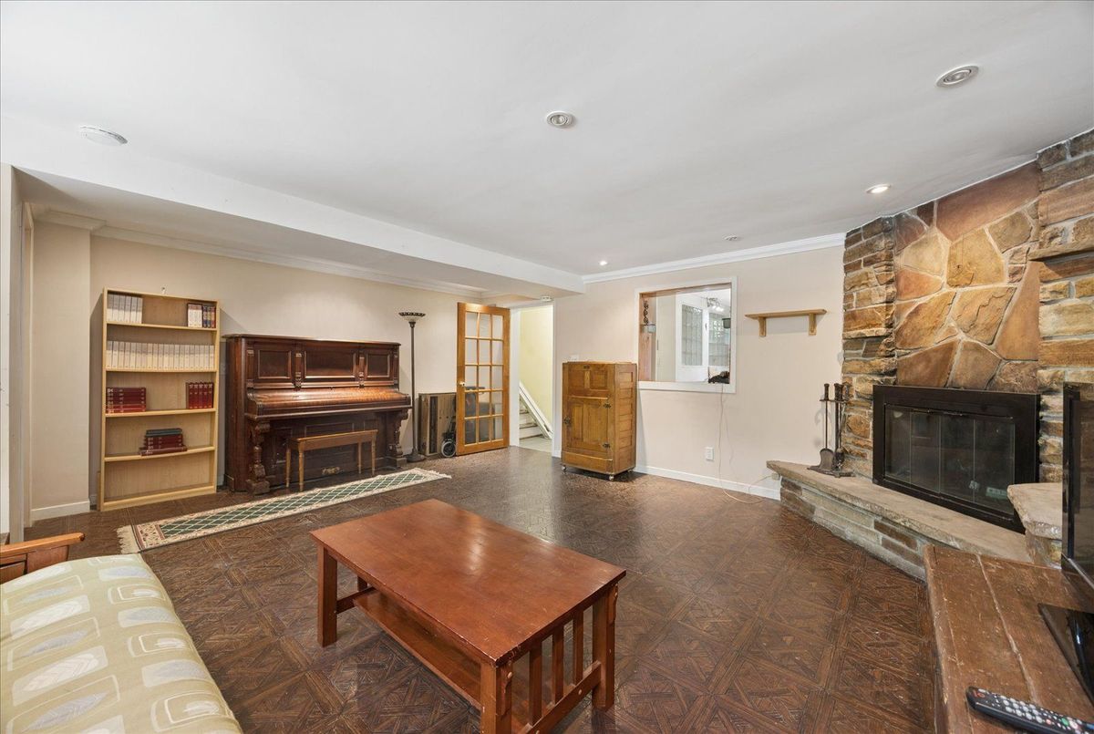 23 Larwood Boulevard 23 Larwood Boulevard Toronto E08