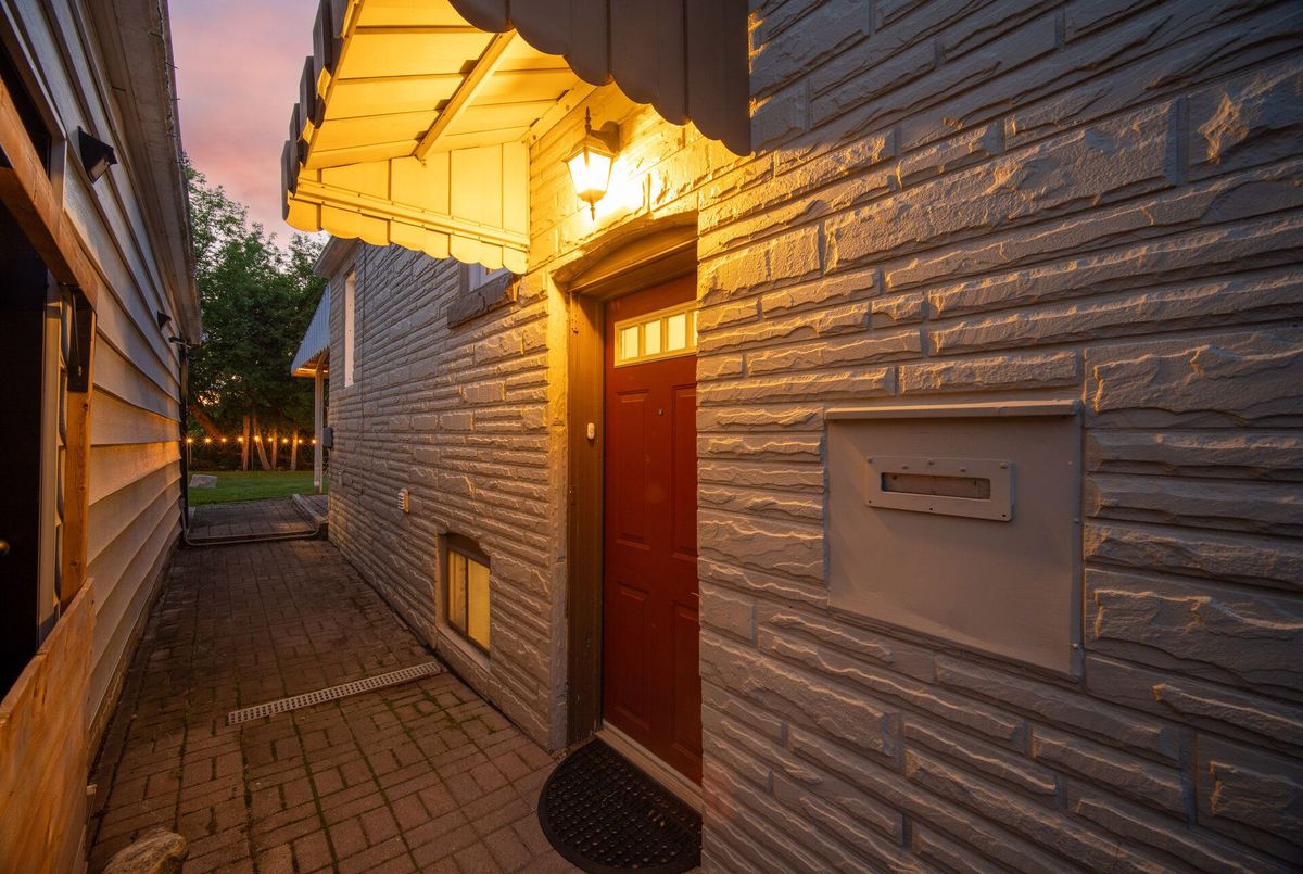 18 Adanac Drive 18 Adanac Drive Toronto E08