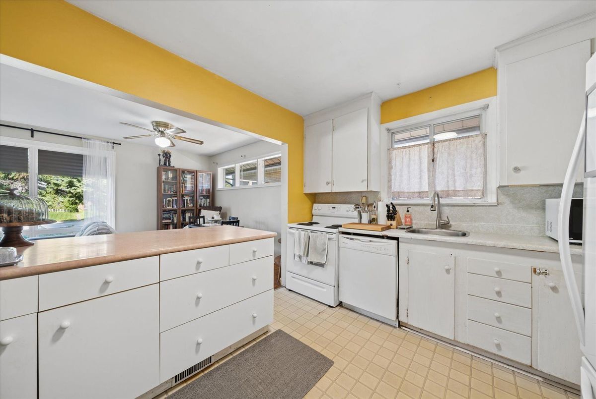 73 Deerfield Road 73 Deerfield Road Toronto E09