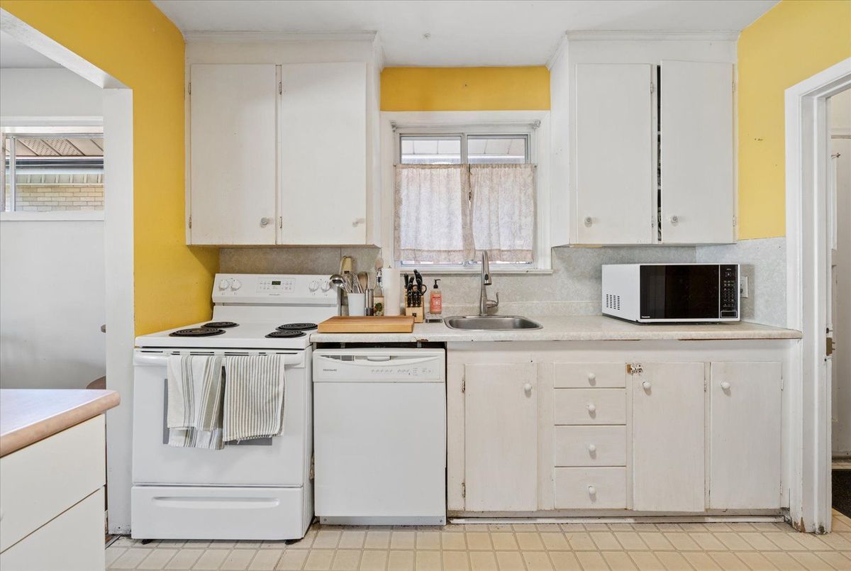 73 Deerfield Road 73 Deerfield Road Toronto E09