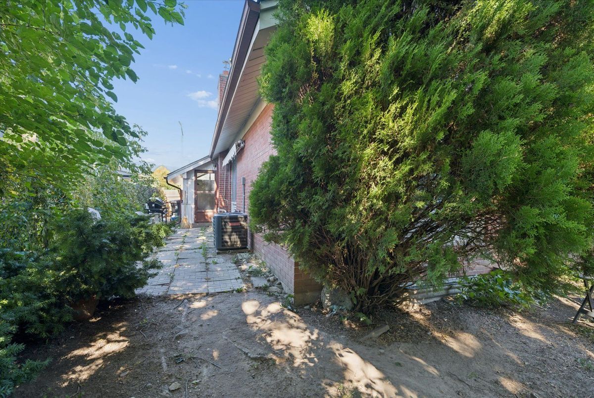 73 Deerfield Road 73 Deerfield Road Toronto E09