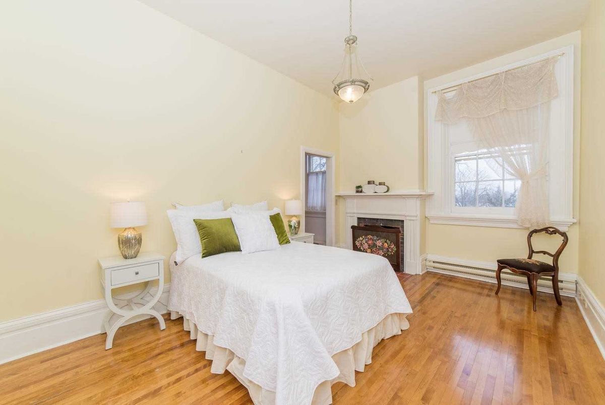 918 Centre St S 918 Centre St S Whitby