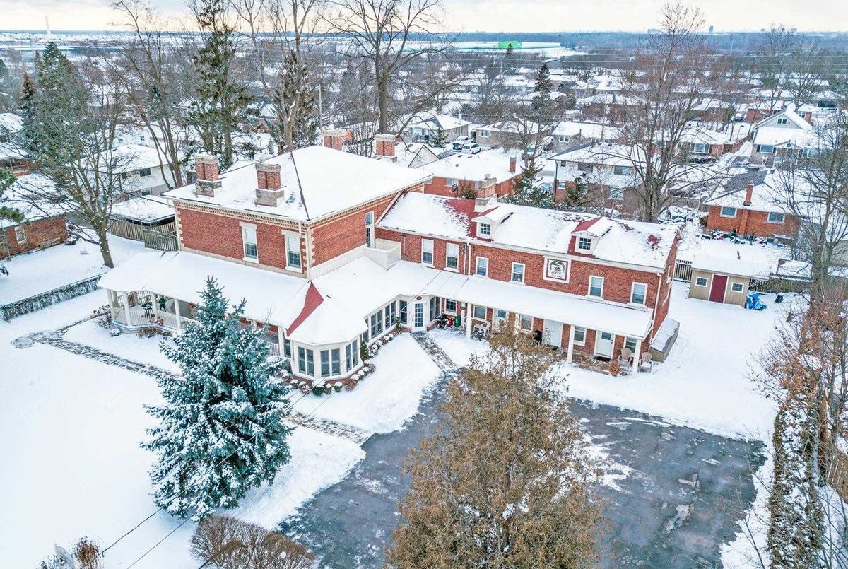918 Centre St S 918 Centre St S Whitby