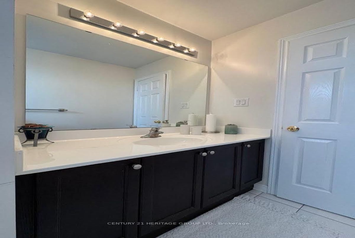 Main-135 Black Maple Crescent Main-135 Black Maple Crescent Vaughan