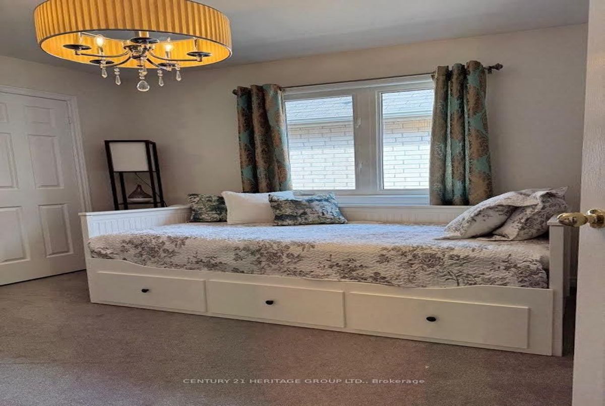 Main-135 Black Maple Crescent Main-135 Black Maple Crescent Vaughan