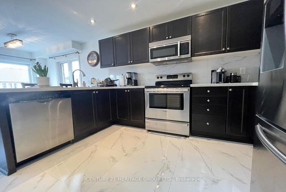 Main-135 Black Maple Crescent Main-135 Black Maple Crescent Vaughan