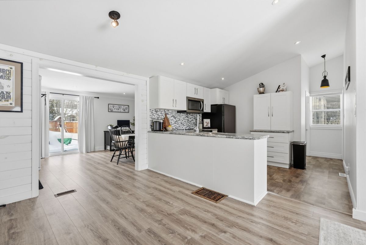 920 Barry Avenue 920 Barry Avenue Innisfil